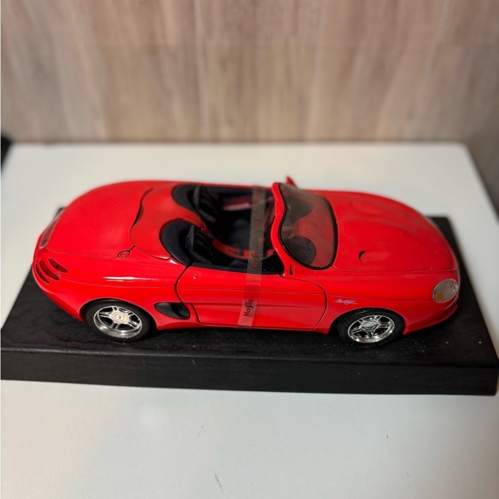 Maisto Mustang Mach III Red Model 1:18 Scale Die Cast Car - Picture 3 of 4